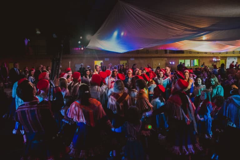 Samisk bryllup med gjester som danser rundt brudeparet under brudevalsen.