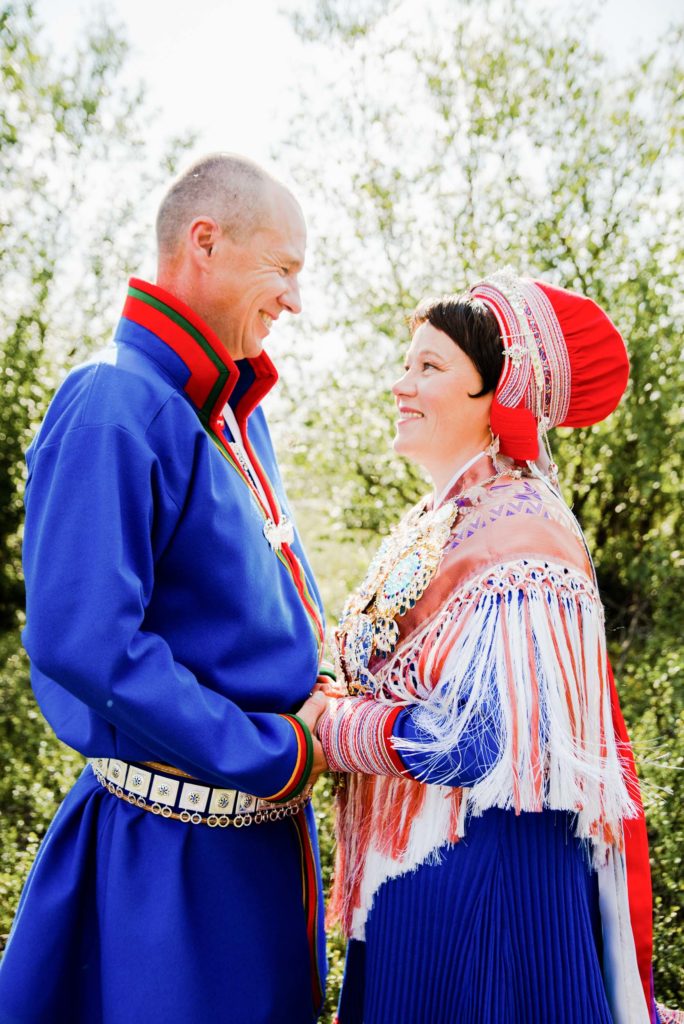 Samisk brudepar portrettert i Kautokeino om sommeren