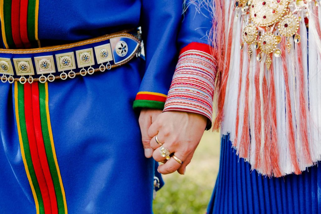 Nærbilde av hender av samisk brudepar i Kautokeino på sommeren.