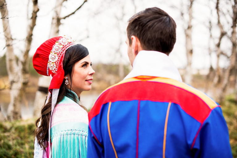 Samisk brudepar i Karasjok hvor bruden ser på hennes mann.
