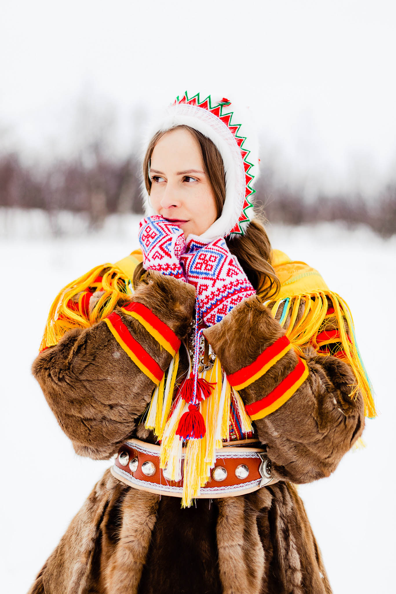 Samisk fotograf Anne Katja Gaup kledd i tradisjonell, samisk pesk med tilbehør. 