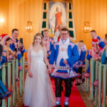 Samisk og norsk brudepar som går ut av Kautokeino kirke etter vielse.