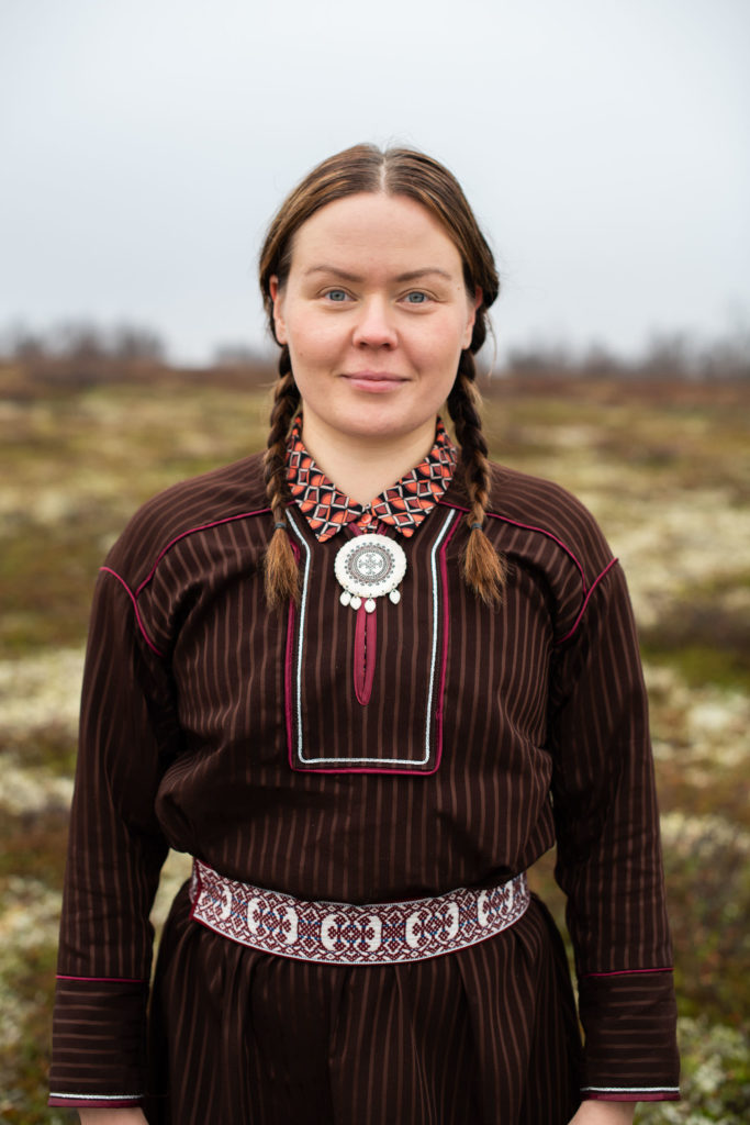 Regissør og koreograf Elle Sofe Sara portrettert med hennes samiske kofte i Kautokeino.